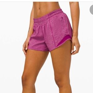 Lululemon HOTTY HOT SHORT II *2.5"
Heather Lux Multi Deep Fuschia/Deep Fuschia